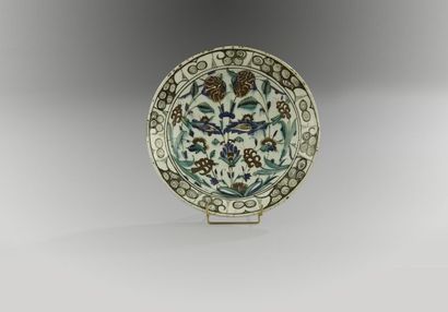  Plat tabak à bouquet symétrique, Turquie ottomane, Iznik, XVIIe siècle. Céramique...