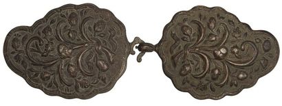 null Paire et deux boucles de ceinture en métal, Empire ottoman, Balkans, XIXe siècle.
Deux...