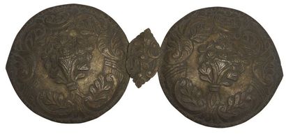 null Paire et deux boucles de ceinture en métal, Empire ottoman, Balkans, XIXe siècle.
Deux...