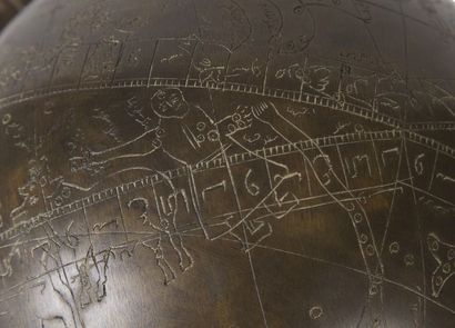 null Globe céleste en bronze, Iran, XXe siècle.
Sphère moulée, gravée, signalant...