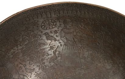 null Coupe en bronze à boire de l'eau, Iran qâjâr, datée 1819.
Bronze ciselé et gravé,...