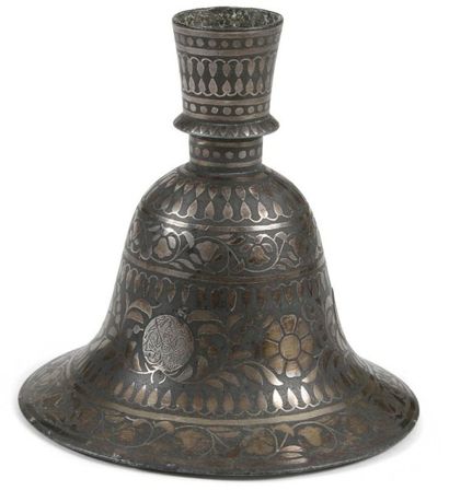 null Base de narghilé, bidri, Inde, XIXe siècle. 
Panse moulée campaniforme à petit...
