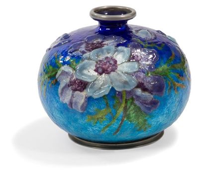Jules & Robert SARLANDIE (1874-1936) 
Vase en sphère aplatie reposant sur talon et...