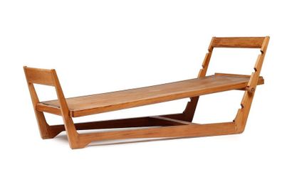 MAURICE PRÉ (1907-1988) 
Chaise longue en acajou blond.
La structure en trapèze accueille...