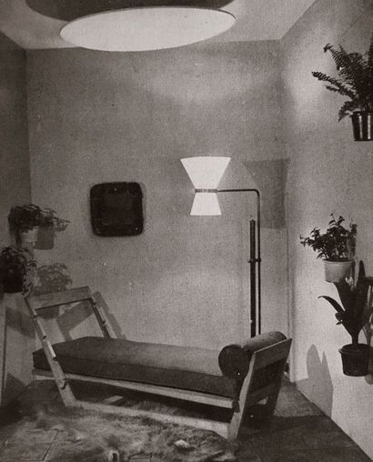 MAURICE PRÉ (1907-1988) 
Chaise longue en acajou blond.
La structure en trapèze accueille...