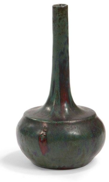 Pierre-Adrien DALPAYRAT (1844-1910) 
Vase soliflore à panse toupie et haut col facetté.
Épreuve...