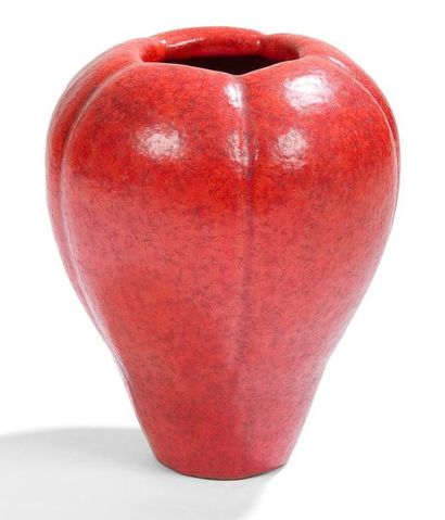 HENRI SIMMEN (1880-1963) 
Vase en bouton floral.
Épreuve en céramique à la riche...