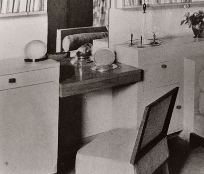 DJO-BOURGEOIS (1898-1937) Georges Bourgeois dit 
Miroir à poser et orientable réalisé...