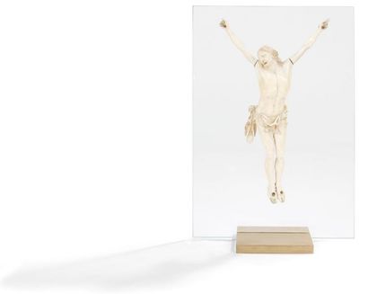 null Christ en ivoire sculpté. XVIIIe siècle. H.: 24 cm.(Remonté sur une plaque de...