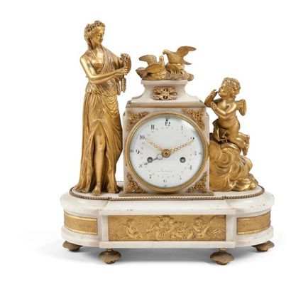 null Pendule en bronze doré et marbre blanc représentant Vénus et l'Amour, le cadran...