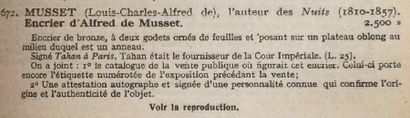 null Encrier en bronze à deux godets décorés de branches feuillagées encadrant la...