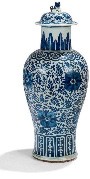 CHINE - XIXe siècle 
Paire de vases balustres en porcelaine décorée en bleu sous...