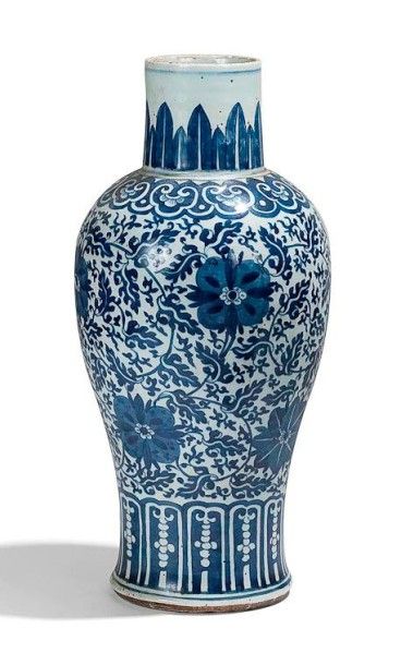 CHINE - XIXe siècle 
Paire de vases balustres en porcelaine décorée en bleu sous...