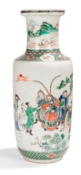 CHINE - XIXe siècle 
Vase rouleau en porcelaine décorée en émaux polychromes dans...