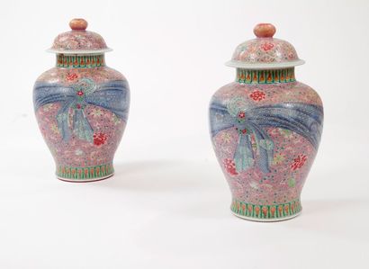 CHINE - XIXe siècle 
Paire de potiches de forme balustre en porcelaine décorée en...