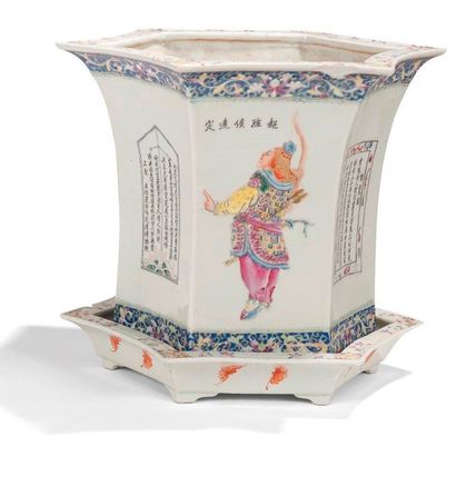 CHINE - XIXe siècle 
Jardinière de forme hexagonale et son bassin en porcelaine décorée...