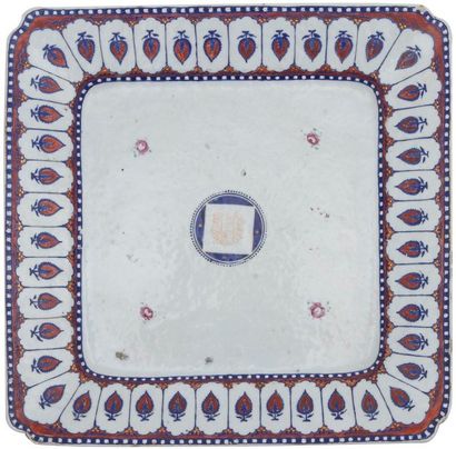CHINE - XIXe siècle 
Présentoir de forme carrée en porcelaine décorée en émaux rouges...