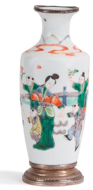 CHINE - XIXe siècle 
Vase en porcelaine à décor en émaux dans le style de la famille...