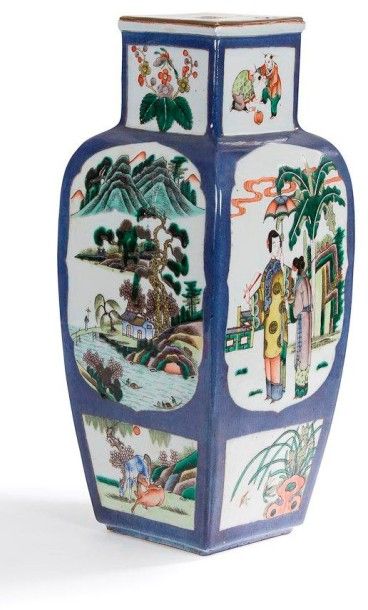CHINE - XIXe siècle 
Vase de forme carrée en porcelaine décorée en émaux polychromes...