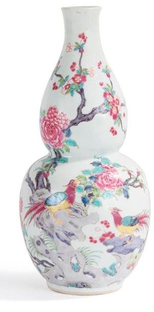 CHINE - XIXe siècle 
Vase double gourde en porcelaine blanche décorée en émaux polychromes...