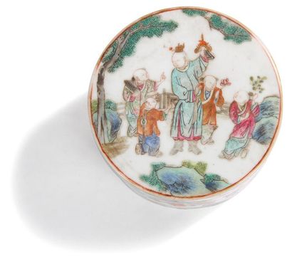 CHINE - XIXe siècle 
Ensemble comprenant deux bols couverts en porcelaine décorée...