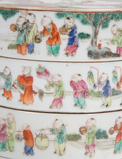 CHINE - XIXe siècle 
Ensemble comprenant deux bols couverts en porcelaine décorée...