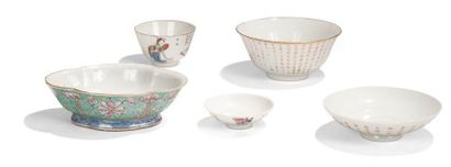 CHINE - XIXe siècle 
Ensemble comprenant deux bols couverts en porcelaine décorée...
