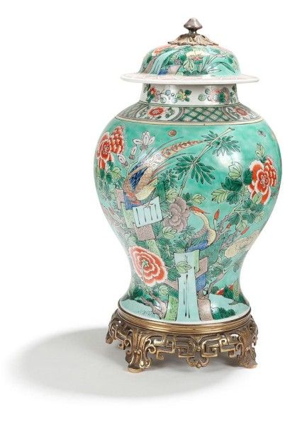 CHINE - Fin XIXe siècle 
Potiche balustre et couverte en porcelaine décorée dans...