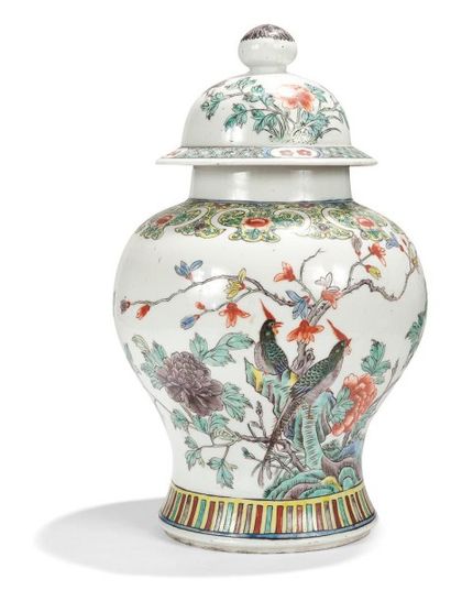 CHINE - Fin XIXe siècle 
Potiche couverte de forme balustre en porcelaine décorée...