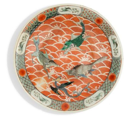 CHINE - Fin XIXe siècle 
Plat en porcelaine décorée en émaux polychromes de quatre...