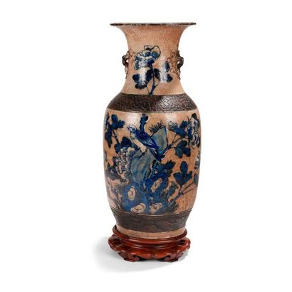 CHINE, Nankin - XIXe siècle 
Vase de forme balustre en porcelaine émaillée beige...