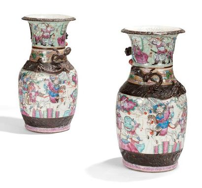 CHINE, Nankin - Fin XIXe siècle 
Paire de vases balustres à col évasé en porcelaine...