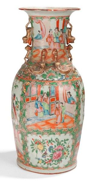 CHINE, Canton - XIXe siècle 
Vase de forme balustre en porcelaine décorée en émaux...