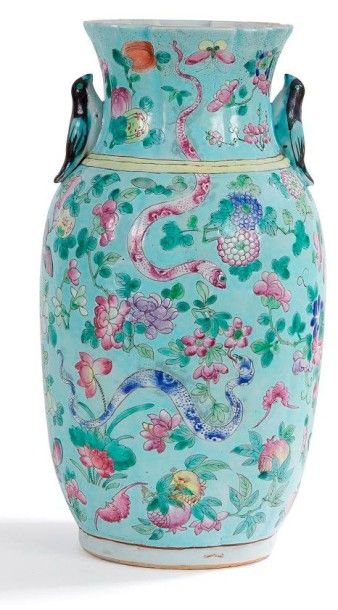 CHINE, Canton - Fin XIXe siècle 
Vase de forme balustre à col plissé en porcelaine...