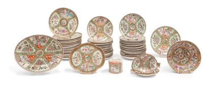 CHINE, Canton - Fin XIXe siècle 
Service en porcelaine décorée en émaux polychromes...