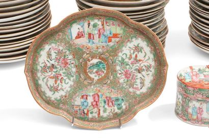 CHINE, Canton - Fin XIXe siècle 
Service en porcelaine décorée en émaux polychromes...