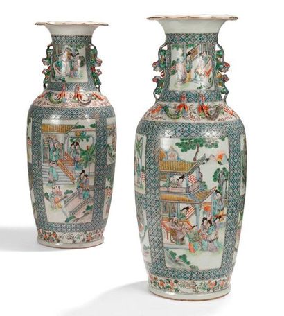 CHINE, Canton - XXe siècle 
Paire de vases de forme balustre en porcelaine décorée...