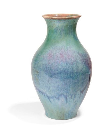 CHINE, Shiwan - Fin XIXe siècle 
Vase de forme balustre à col évasé en grès émaillé...