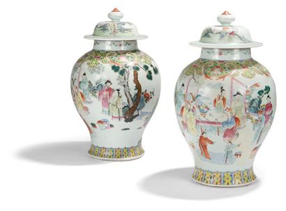 CHINE - Début XXe siècle 
Paire de vases balustres et couverts en porcelaine décorée...