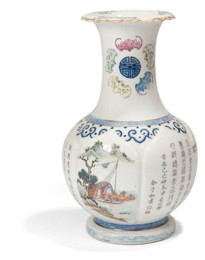 CHINE - Début XXe siècle 
Vase de forme balustre à col évasé en porcelaine décorée...