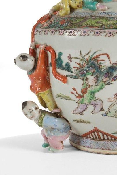 CHINE - XXe siècle 
Vase de forme balustre en porcelaine décorée en émaux polychromes...