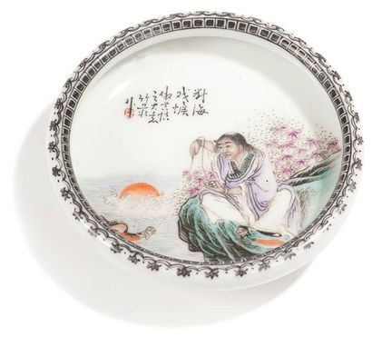 CHINE - XXe siècle 
Lave pinceaux en porcelaine blanche décorée en émaux polychromes...