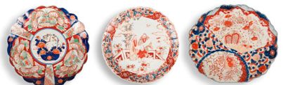 JAPON, Imari - Époque MEIJI (1868 - 1912) 
Ensemble de trois plats polylobés en porcelaine...