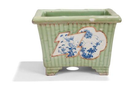 JAPON - Vers 1900 
Jardinière de forme rectangulaire en porcelaine émaillée céladon...