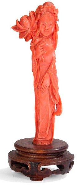 CHINE - Début XXe siècle 
Statuette de jeune femme debout en corail rouge tenant...
