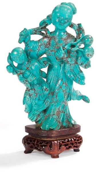 CHINE - XXe siècle 
Groupe en turquoise, jeune femme debout avec une branche de kakis...
