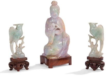 CHINE - XXe siècle 
Ensemble de trois statuettes en jadéite mauve et vert pomme,...