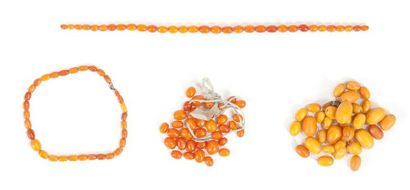 CHINE - XXe siècle 
Quatre bracelets composé de perles d?ambre et ambre racine
