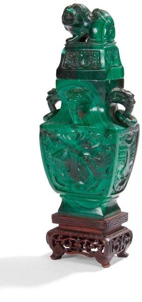 CHINE - XXe siècle 
Vase de forme balustre et carré en malachite à décor sculpté...
