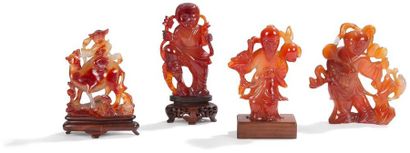 CHINE - XXe siècle 
Ensemble de quatre statuettes en agate rouge et beige, deux enfants...